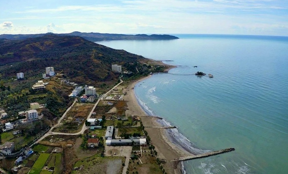Te huajt blejne apartamente ne bregdet, jo vetem turizem por dhe biznes